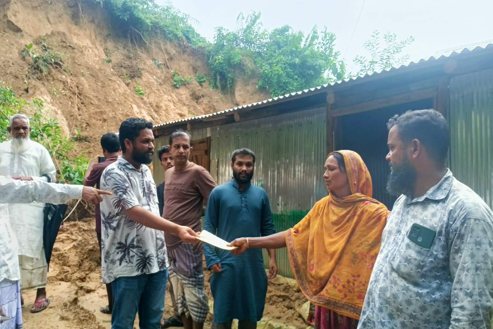 পাহাড় ধ্বসে ক্ষতিগ্রস্ত পরিবারের পাশে তৌহিদুল ইসলাম রিয়াদ