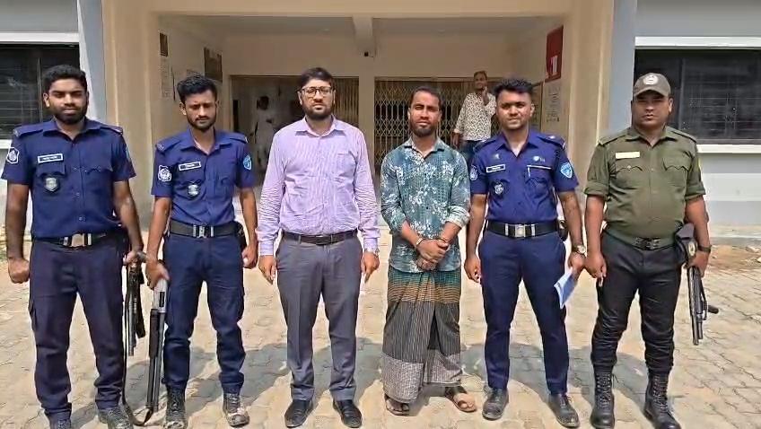 লামায় পাহাড় কাটার দায়ে ৬ মাসের কারাদণ্ড দিয়েছে ভ্রাম্যমান আদ...