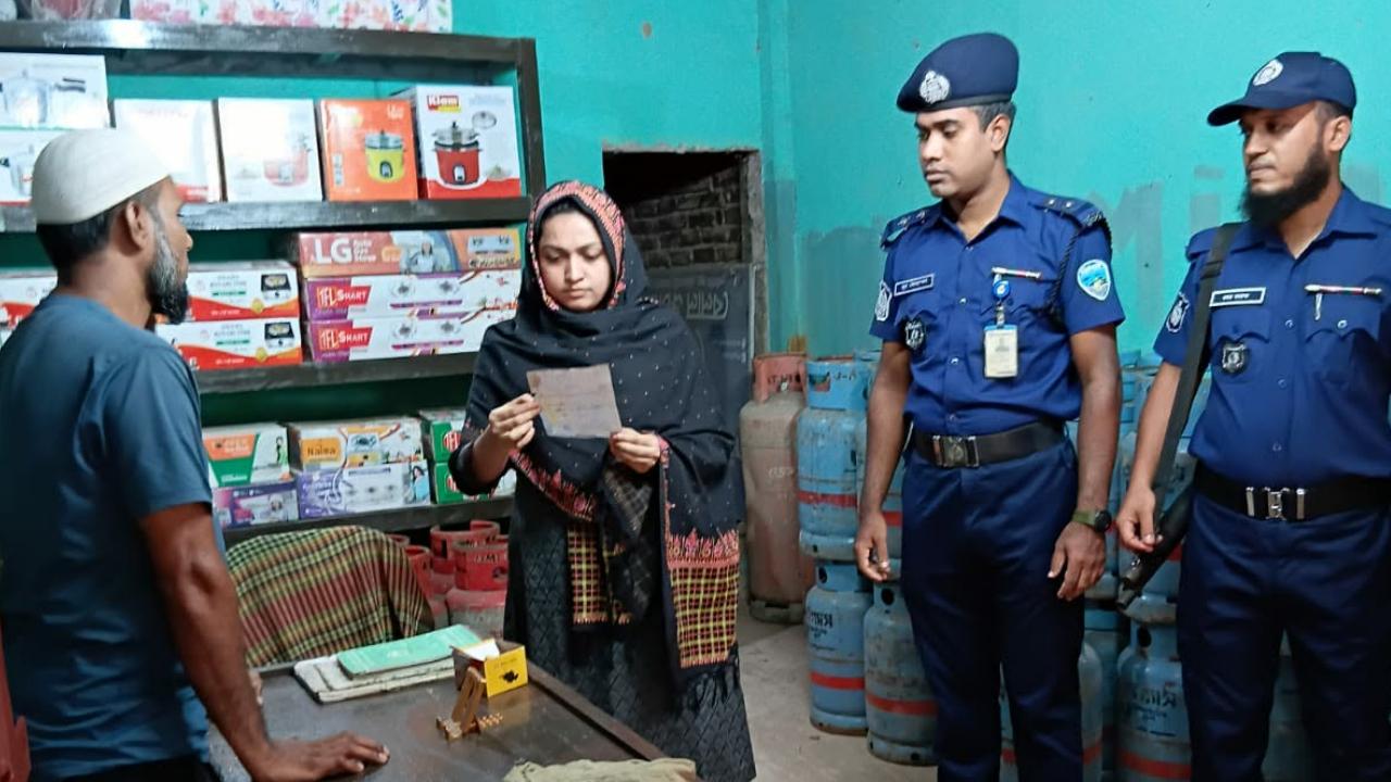 নাইক্ষ্যংছড়িতে গ্যাসের দোকানে অভিযান, এক দোকানদারকে জরিমানা
